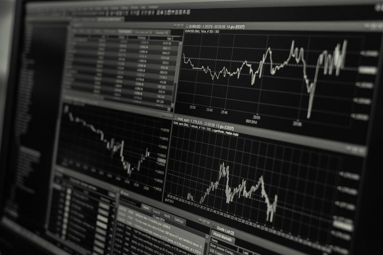 Home Data-driven ondernemen: mkb-bedrijf analyseert verkoopdata en klantinzichten op dashboard voor betere bedrijfsbeslissingen