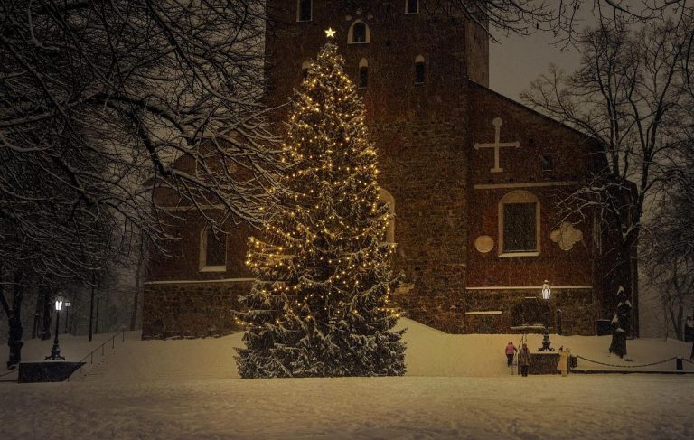 Home Maatwerk kerstpakketten met personalisatie, verschillende thema's en producten op maat van jouw bedrijf